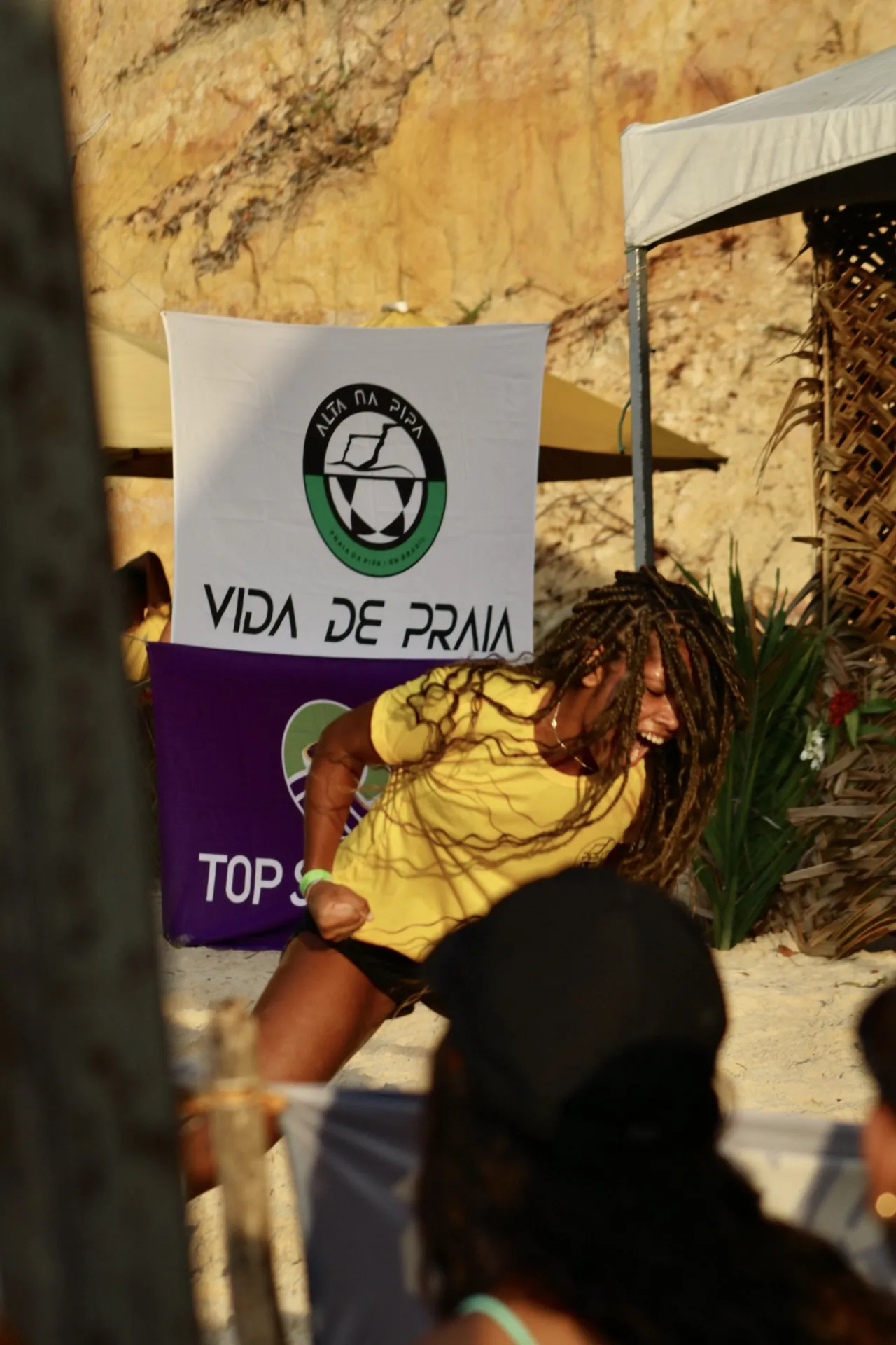Jogadora sob a bandeira Vida de Praia da Alta na Pipa
