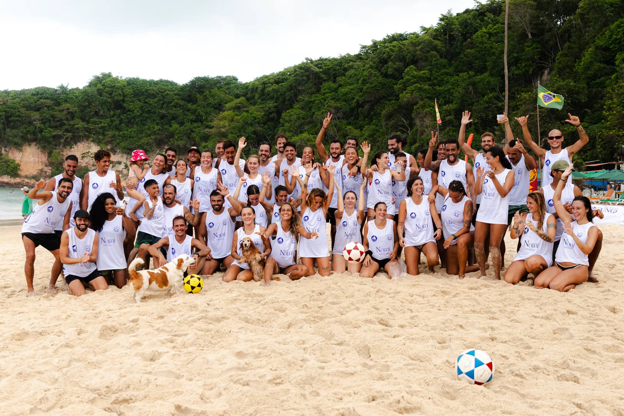 Turma de camisetas brancas reunida na praia