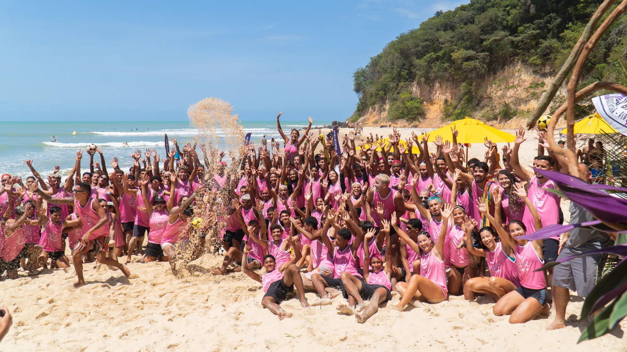 Multidão de camisetas rosa comemorando na praia
