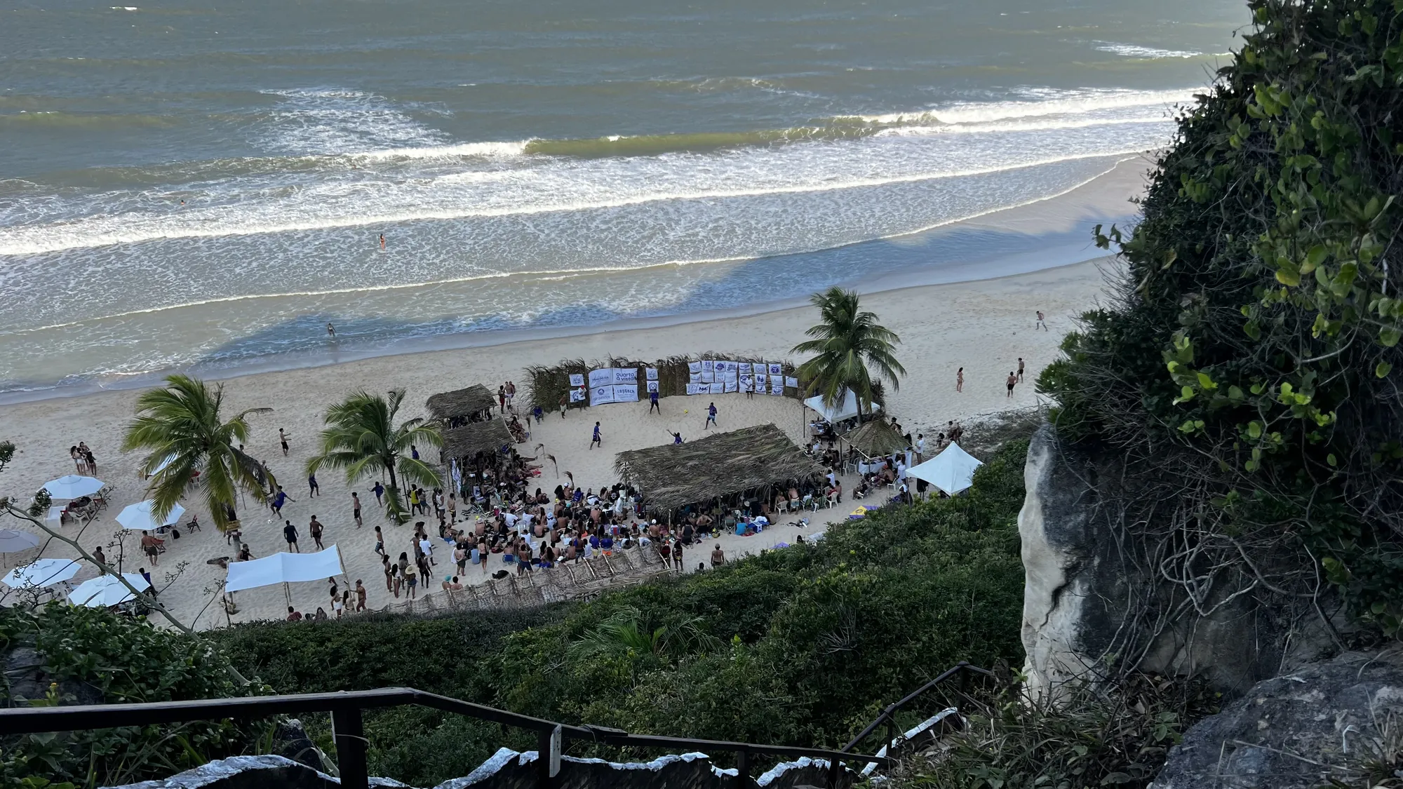 Vista do alto da praia de Pipa com a arena montada na areia